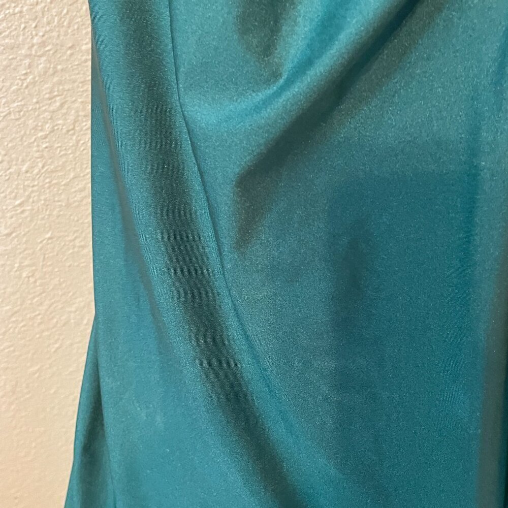 La Femme 29848 Faux Wrap Strappy Criss Cross Open Back Gown in Emerald Sz. 0 - Picture 9 of 12